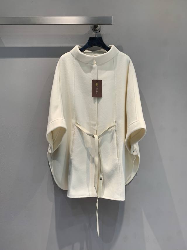 新款出货啦 Lp诺悠翩雅经典款斗篷，加厚100%喀什米尔山羊绒面料，采用极地山羊绒高科技工艺精织而成，面料绵密厚实且柔软，门襟和袖口下摆均有暗扣，每个细节都有她