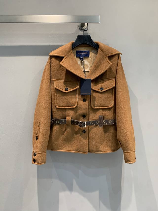 新款出货啦 L家2025秋冬新款时髦复古大花腰带短款羊毛夹克外套，主打美拉德棕色调，柔软澳洲进口绵羊毛材质，保暖又舒适。猎户夹克版型+翻领+对称口袋，实用又有型