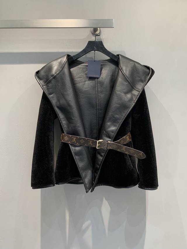 新款出货啦 L家Silhouette系列秋冬新款复古时髦双面穿皮皮毛一体腰带外套。采用高品质皮草+皮革拼接，廓形设计超有气场 码数34 36 38 40