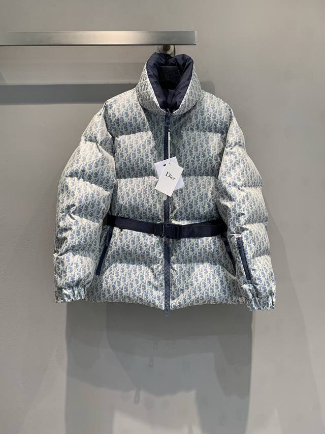 新款出货啦 Cd2025秋冬新款Alps滑雪系列立领收腰老花羽绒服。蓝色绗缝塔夫绸面料+Oblique印花，运动感与高订工艺完美结合计。立领设计+侧拉链口袋，腰