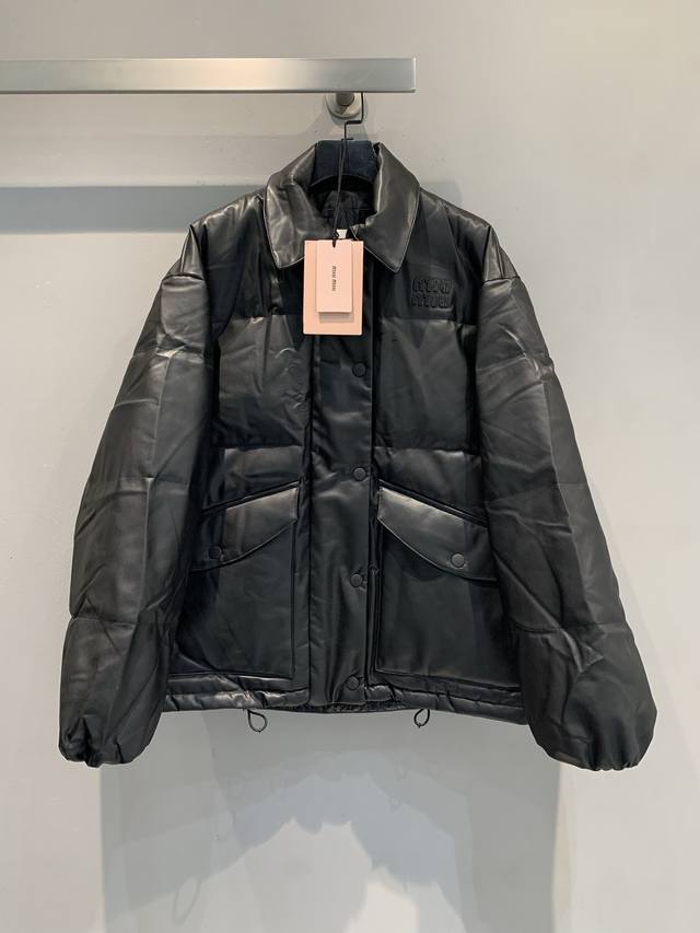 新款出货啦 Piupi*2025秋冬新款复古时髦皮领大口袋羽绒服。羊皮翻领+黑色绗缝设计，质感满分 码数Spl