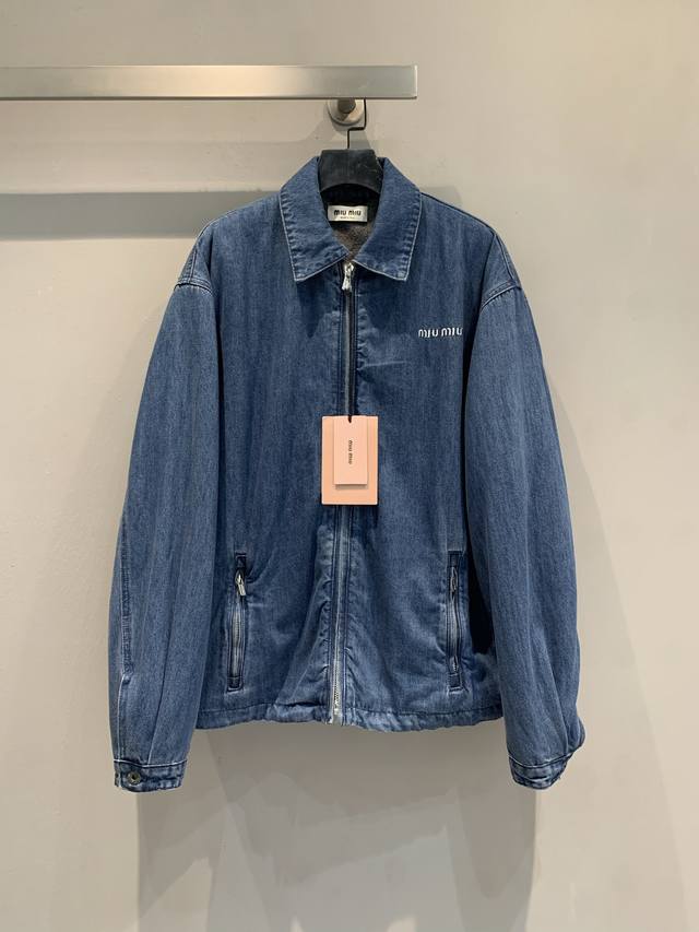 新款出货啦 Piupi*2025秋冬新款复古学院风牛仔拼接摇粒绒外套，复古学院风设计，柔软牛仔布+摇粒绒内衬，保暖又舒适计。宽松版型，男女同款，情侣穿也超有范