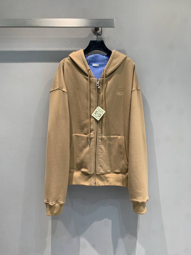 新款出货啦 Loew*2025秋冬新款复古撞色连帽拉链卫衣，纯棉材质柔软舒适，秋冬穿超合适抽绳连帽+双向拉链，穿脱方便，胸前Anagrap刺绣低调有辨识度 。内