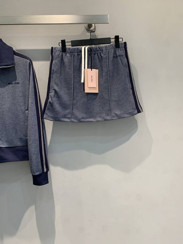 新款出货啦 Piupi*2025秋冬新款时髦百搭织带运动风短裙，深蓝条纹+拼接设计，复古运动感满满秋冬季节超适合，实用又有设计感，时髦女孩必备单品。码数Spl