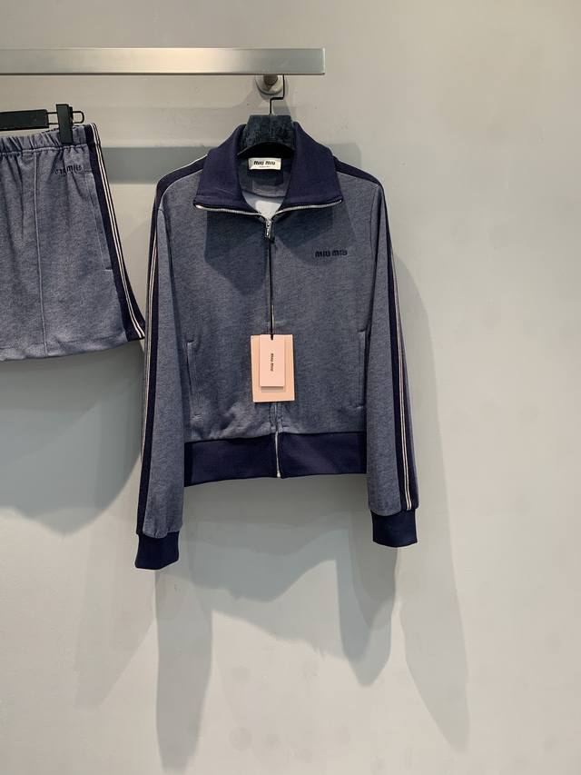 新款出货啦 Piupi*2025秋冬新款撞色织带翻领拉链外套，深灰+深蓝拼接，织带细节超有运动感又不失精致计。柔软针织面料，穿着舒适，拉链设计方便穿脱，翻领增添