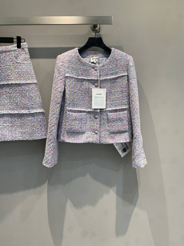 新款出货啦 C家2025秋冬新款名媛风紫色粗花呢外套。羊毛混纺材质，百分百纯真丝内衬，经典设计，圆领+短款剪裁，优雅又实用计。紫色调融合粉蓝白，阳光下超有灵动感