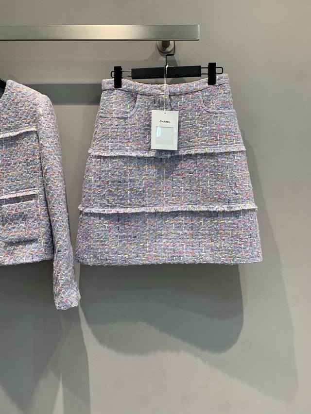 新款出货啦 C家2025秋冬新款高级手工坊系列紫色粗花呢半身裙，羊毛混纺材质，柔软有质感，秋冬穿超合适粉紫色交织格纹+流苏边，优雅又俏皮。高腰A字版型，显瘦防走