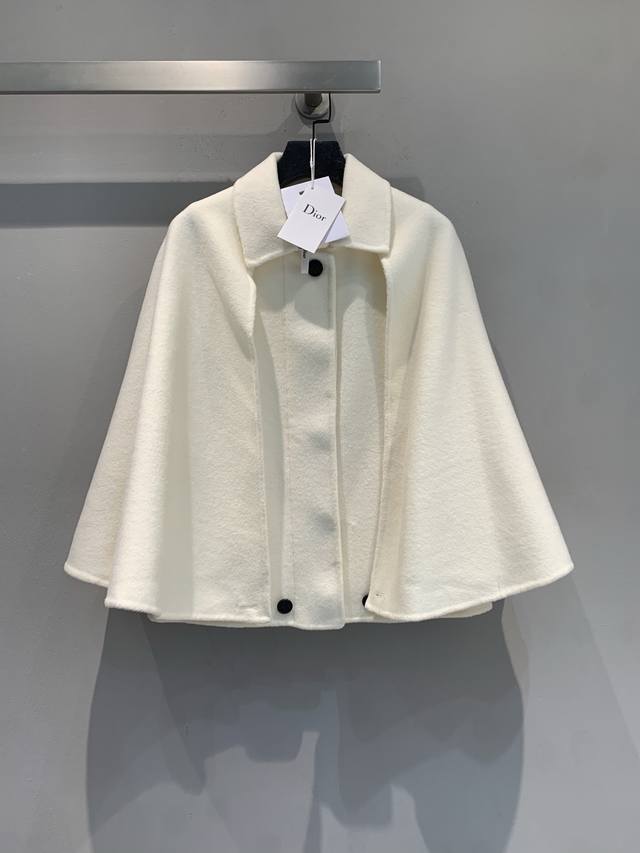 新款出货啦 Cd2025秋冬新款名媛风翻领羊毛斗篷外套，采用高品质羊毛材质，柔软又保暖，秋冬穿超合适 码数：36 38 40