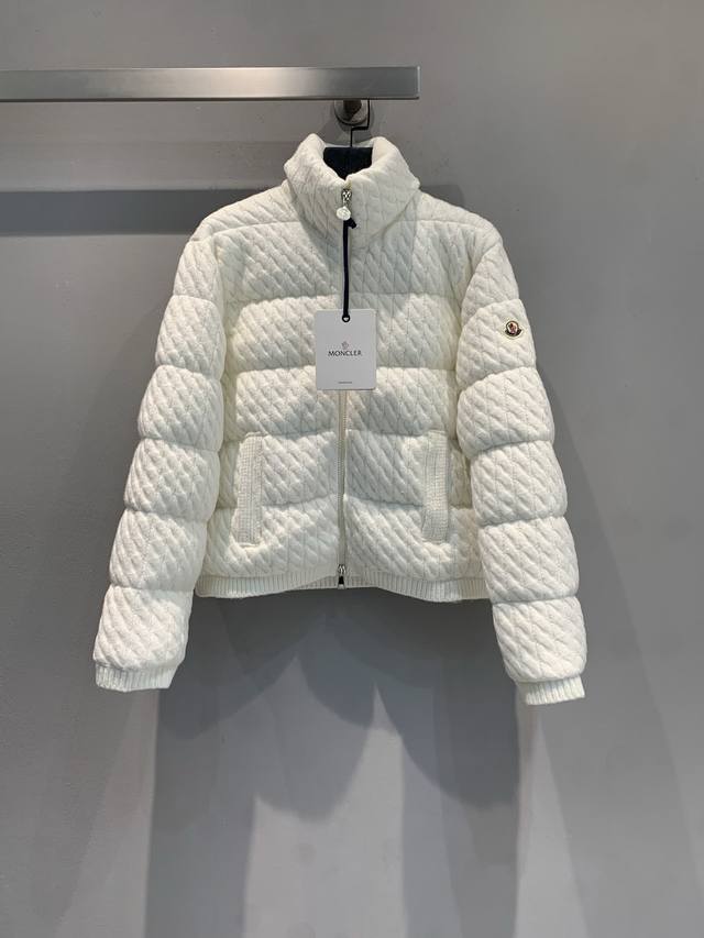 新款出货啦 Poncle*2025秋冬新款针织羊毛羽绒外套，米白色调+编织纹理，温柔又高级计。短款设计对小个子超友好，搭配牛仔裤或半裙都很出片，休闲 Or轻法式