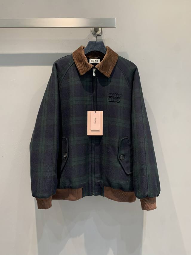 新款出货啦 Piupi*2025秋冬新款学院风撞色领格纹外套。撞色格纹斜纹面料，搭配棕色翻领和袖口，复古文艺感满满 。拉链设计+实用口袋，秋冬穿超舒适又时髦男女