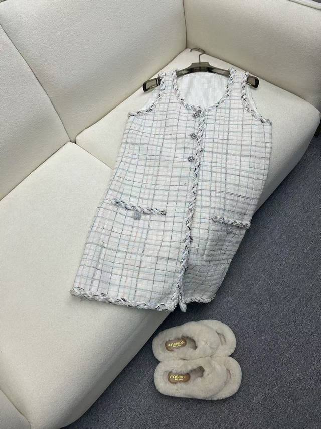 Chan｜小香25秋冬新款 编织洋装捆边马甲裙 定制Yb进口粗纺羊毛呢材质，肌理明显，毛料肉眼可见，质感上乘，粗花条纹毛呢面料打造名媛风典范，前襟单排印刻圆扣精