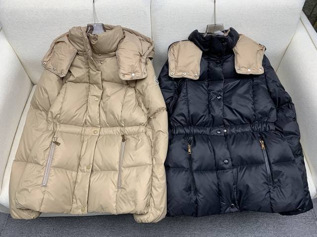 Monc｜25 盟可睐 新品 Agneux收腰黑金连帽短款女款，Agneux羽绒融合保护性面料与精美纹理。短款版型，采用功能性尼龙面料制成，具有光泽的缎面效果。