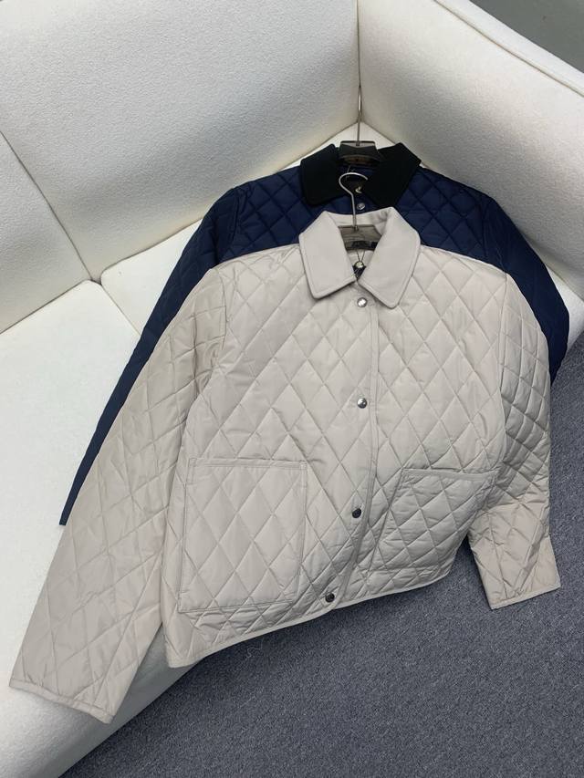 Loropiana 2025秋冬新款菱格绗缝棉服，这款米白色菱格绗缝棉服，简约又高级，面料轻盈防风，填充高品质棉，秋冬穿超保暖，正面双口袋+金属按扣，实用又有细