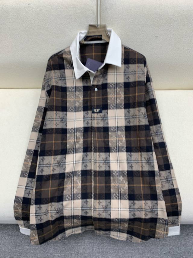 Lv｜驴家 25Ss新款Monogram 法兰绒长袖马球衫本款长袖上衣选用柔软棉质法兰绒重绎橄榄球马球衫，以秋日色调烘托 Monogram 格纹提花。领口点缀珠