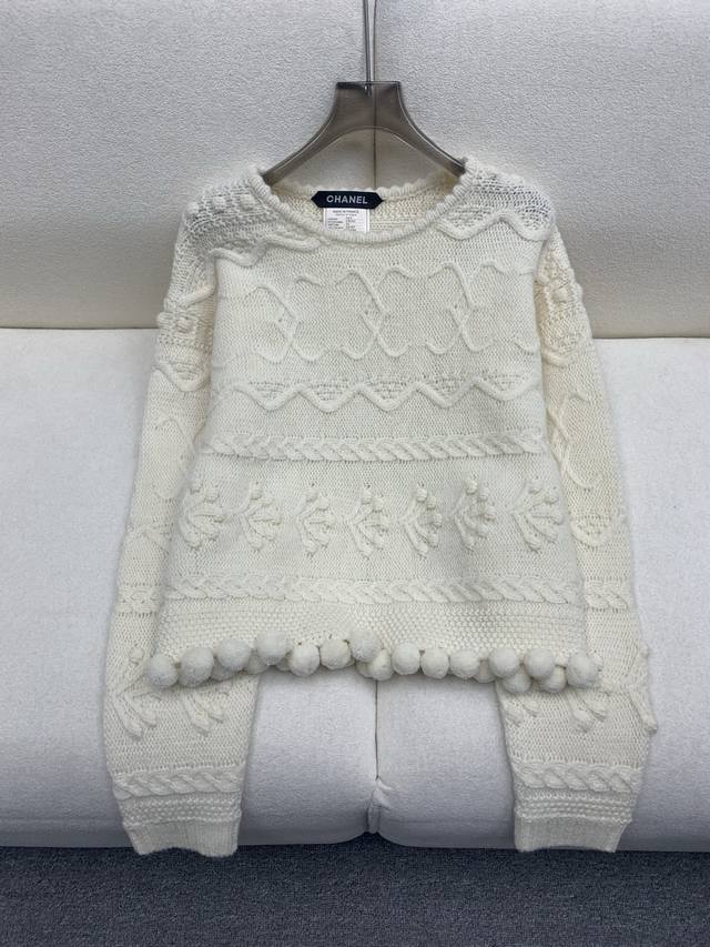 Chan*｜25中古系列重工钩花圆领毛衣 设计高级又时髦！订制重工面辅料，增添时尚格调，纯欲系搭配和谐，百搭王炸款 做工品质看细节 高版本 ：米白 ：S M L