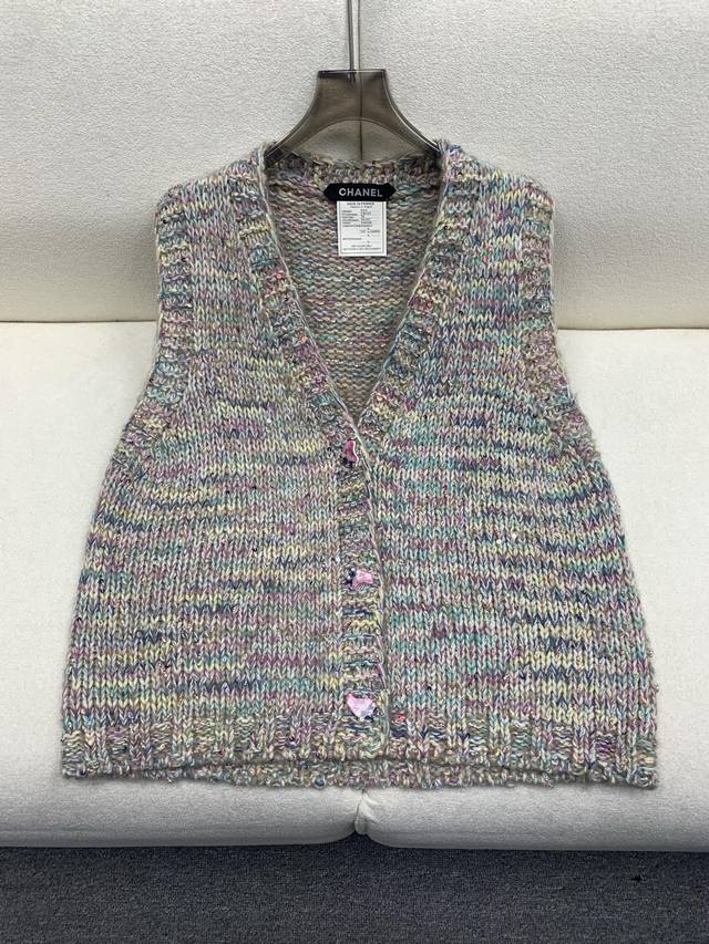 Chan*｜25中古系列重工手工溜冰鞋扣V领背心外套 独家订制纱线 ，设计高级又时髦！订制重工面辅料，增添时尚格调，纯欲系搭配和谐，百搭王炸款 做工品质看细节