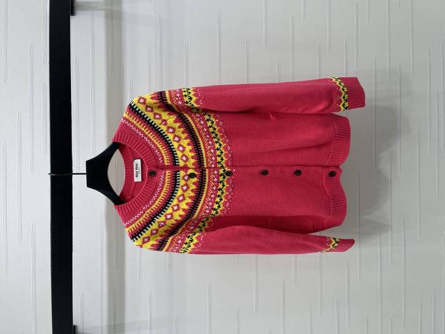 上新原单高端品质 Miumi*2025秋冬最新系列！重工钩花圆领开衫！定制羊毛纱线织造，质感高级，舒适柔软，圆领长袖针织开衫，领口袖口螺纹包边与衣摆相呼应，环脖