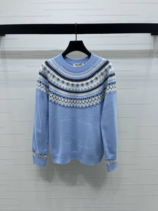 上新原单高端品质 Miumi*2025秋冬最新系列！重工钩花圆领套头毛衣！定制羊毛针织材质，质感高级，舒适柔软，圆领长袖针织套头毛衣，领口袖口螺纹包边与衣摆相呼