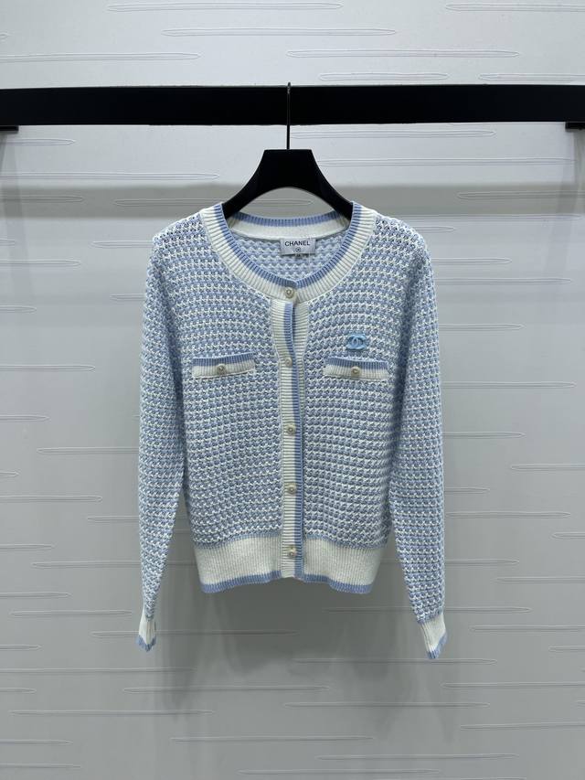 上新原单高端品质 Chane* 2025早秋最新系列！条纹圆领针织开衫！定制羊毛纱线织造 穿搭舒适 柔软细腻 圆领针织开衫剪裁 前襟和口袋上缘呼应设计 均以印刻