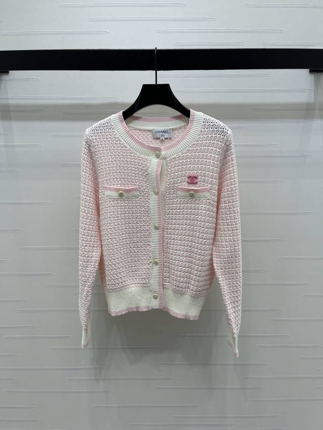 上新原单高端品质 Chane* 2025早秋最新系列！条纹圆领针织开衫！定制羊毛纱线织造 穿搭舒适 柔软细腻 圆领针织开衫剪裁 前襟和口袋上缘呼应设计 均以印刻