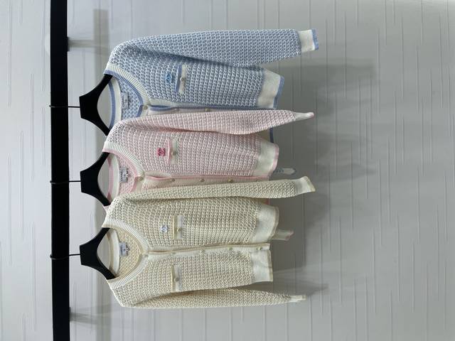 上新原单高端品质 Chane* 2025早秋最新系列！条纹圆领针织开衫！定制羊毛纱线织造 穿搭舒适 柔软细腻 圆领针织开衫剪裁 前襟和口袋上缘呼应设计 均以印刻