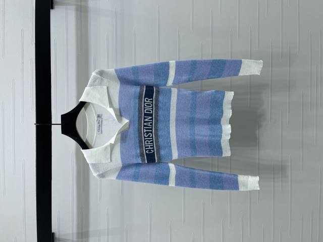 上新原单高端品质 Dio* 2025秋冬最新系列！撞色条纹字母翻领针织长袖！定制羊毛纱线织造 质感高级 舒适柔软 翻领针织长袖剪裁 密实针织细腻凸显品牌质感 领