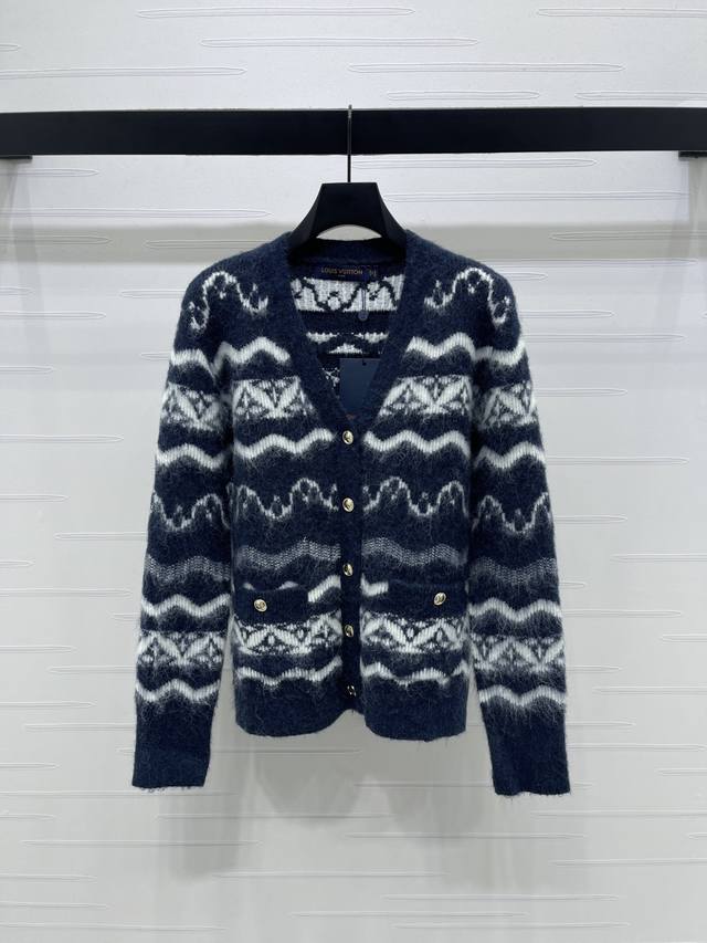 上新原单高端品质Louis Vui*Ton 2025秋冬最新系列！重工钩花V领长袖开衫！滑雪系列 定制羊毛针织材质，质感高级，舒适柔软，V领长袖开衫，领口袖口螺