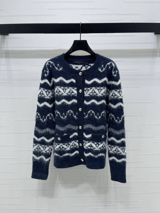 上新原单高端品质Louis Vui*Ton 2025秋冬最新系列！重工钩花圆领长袖开衫！滑雪系列 定制羊毛针织材质，质感高级，舒适柔软，圆领长袖开衫，领口袖口螺
