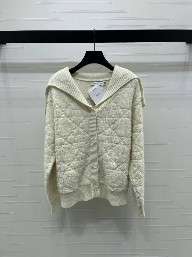 上新原单高端品质 Dio* 2025秋冬最新系列！披肩菱格针织开衫！定制羊毛针织材质 质感上乘 披肩开衫外套版型 成衣以针织螺纹包边收窄 整体造型高级挺括 大身