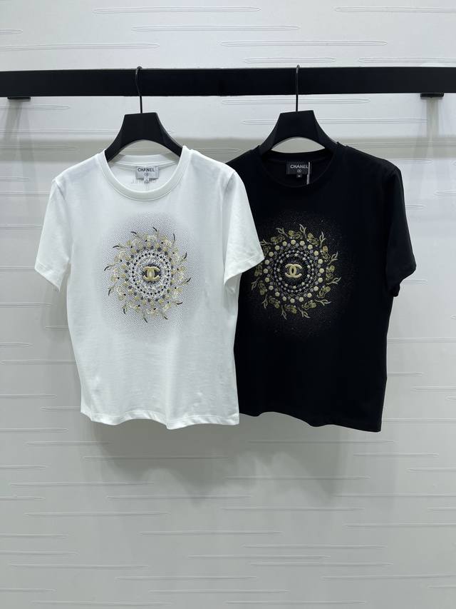 上新原单高端品质 Chane* 2025早秋最新系列！圆领印花烫钻短袖T恤 精致版型上身巨显瘦！定制品牌Logo工艺 低调奢华！时髦精必备单品解锁所有穿搭！认准