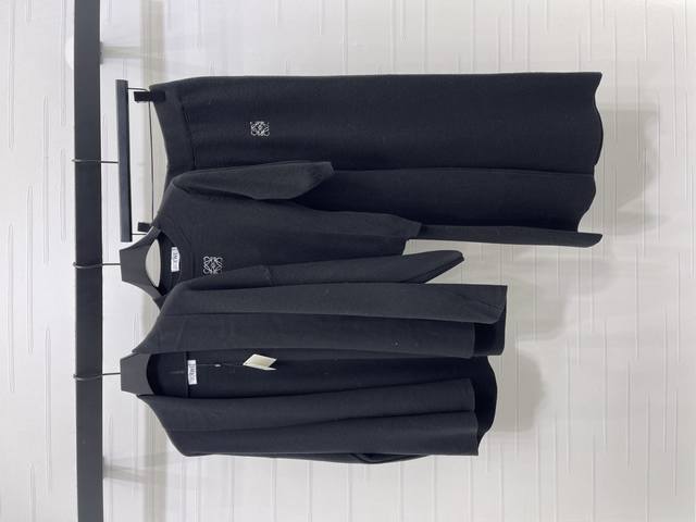 上新原单高端品质Loew*2025秋冬最新系列！ 圆领短袖开衫长裤三件套 定制Yb羊毛纱线织造 质感高级舒适 圆领短袖长款开衫直筒长裤三件套设计 圆领短袖 露肤