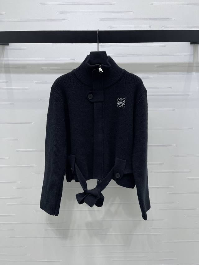 上新原单高端品质Loew*2025秋冬最新系列！腰带立领开衫！定制进口羊毛针织材质 质感高级 舒适柔软 肌理明显 立领长袖开衫版型 通体竖状肌理素色打底 展现温