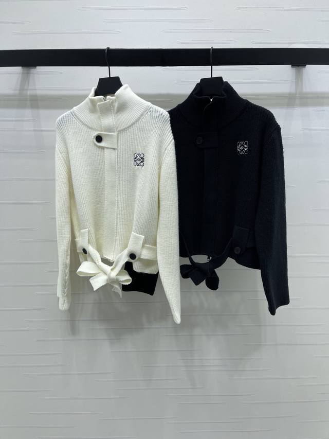 上新原单高端品质Loew*2025秋冬最新系列！腰带立领开衫！定制进口羊毛针织材质 质感高级 舒适柔软 肌理明显 立领长袖开衫版型 通体竖状肌理素色打底 展现温