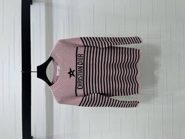 上新原单高端品质 Dio* 2025秋冬最新系列！五角星条纹长袖针织 ！定制进口羊毛针织材质 亲肤细腻 弹力十足 胸前提花五角星图案 生动点睛 条纹撞色处理 彰