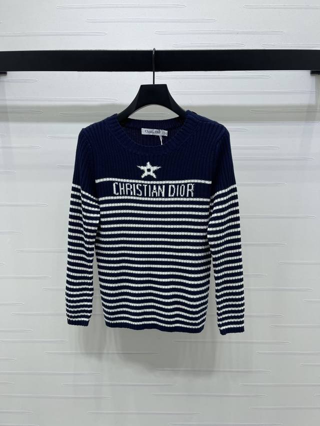 上新原单高端品质 Dio* 2025秋冬最新系列！五角星条纹长袖针织 ！定制进口羊毛针织材质 亲肤细腻 弹力十足 胸前提花五角星图案 生动点睛 条纹撞色处理 彰