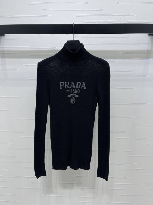上新原单高端品质 Prad* 2025秋冬最新系列！修身针织高领打底衫！定制羊毛材质 质感舒适 弹力十足 修身高领打底裁剪 胸前撞色字母徽标 凸显品牌格调 领口