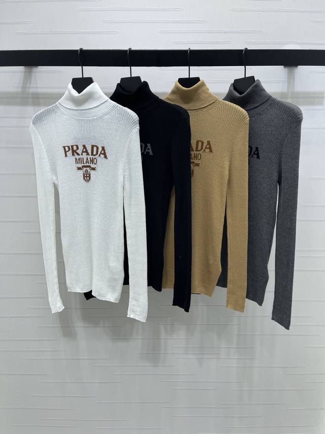 上新原单高端品质 Prad* 2025秋冬最新系列！修身针织高领打底衫！定制羊毛材质 质感舒适 弹力十足 修身高领打底裁剪 胸前撞色字母徽标 凸显品牌格调 领口