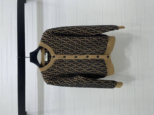 上新原单高端品质 Fend* 2025早秋最新系列！圆领长袖开衫！定制进口马海毛材质 质感高级 毛量明显 圆领长袖开衫版型 通体满印双F提花 搭配上领袖下摆素色