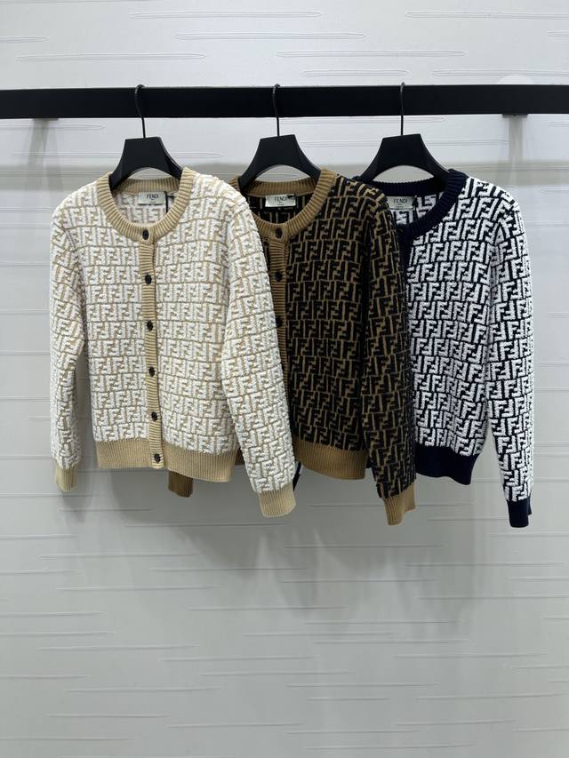 上新原单高端品质 Fend* 2025早秋最新系列！圆领长袖开衫！定制进口马海毛材质 质感高级 毛量明显 圆领长袖开衫版型 通体满印双F提花 搭配上领袖下摆素色