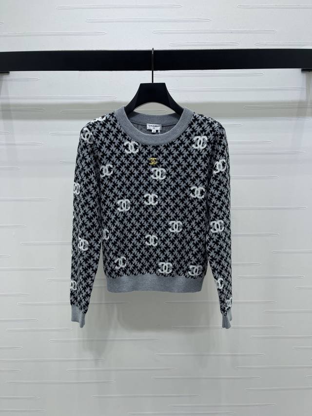 上新原单高端品质 Chane* 2025秋冬最新系列！撞色套头长袖毛衣！定制进口羊毛针织材质 柔软舒适 质感高级 通体铺满标志性双C字母提花元素 彰显品牌调性