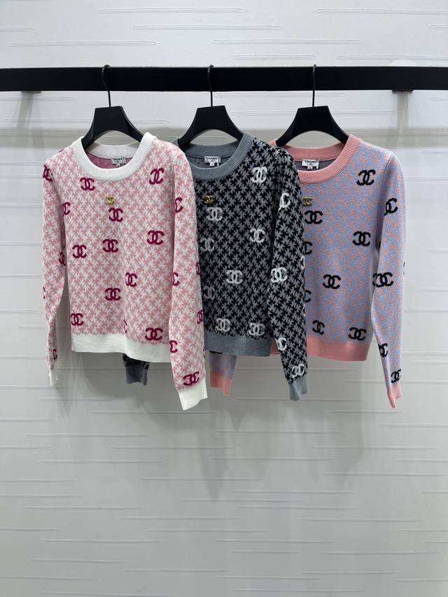 上新原单高端品质 Chane* 2025秋冬最新系列！撞色套头长袖毛衣！定制进口羊毛针织材质 柔软舒适 质感高级 通体铺满标志性双C字母提花元素 彰显品牌调性