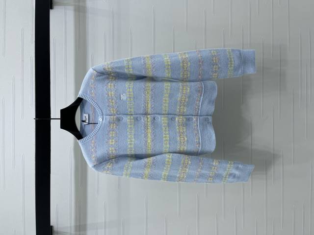 上新原单高端品质 Celin*2025秋冬最新系列！圆领凯旋门钩花针织开衫！定制羊毛纱线织造 质感高级 舒适柔软 圆领长袖开衫剪裁 御寒保暖 几何图形凯旋门撞色