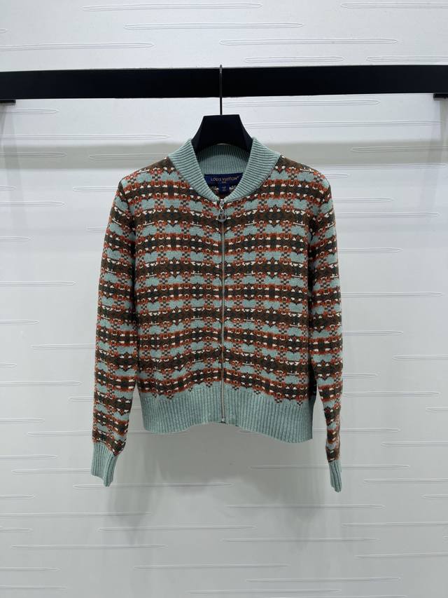 上新原单高端品质Louis Vui*Ton 2025秋冬最新系列！Ski系列 立领拉链提花针织开衫！定制羊毛混纺纱线材质织造柔软又保暖 撞色条纹几何图形格纹设计