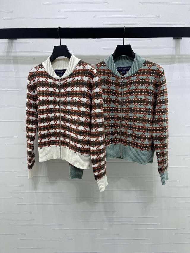 上新原单高端品质Louis Vui*Ton 2025秋冬最新系列！Ski系列 立领拉链提花针织开衫！定制羊毛混纺纱线材质织造柔软又保暖 撞色条纹几何图形格纹设计