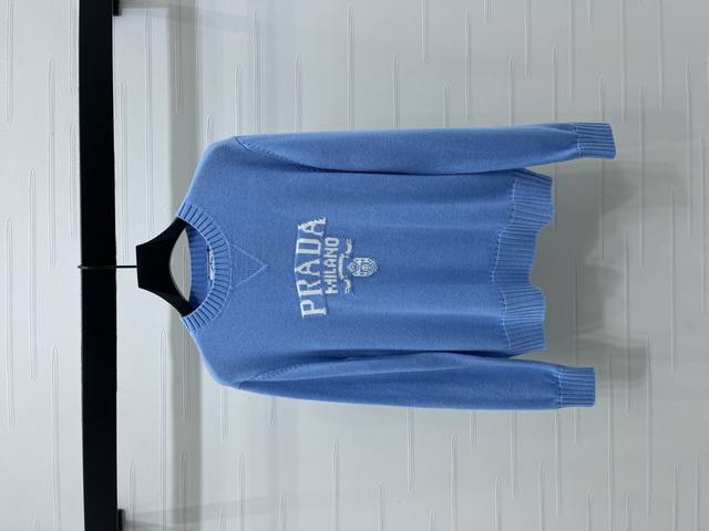 上新原单高端品质 Prad* 2025秋冬最新系列！字母圆领套头毛衣！定制进口羊毛材质 质感高级 舒适柔软 领口袖口以宽螺纹包边设计 与衣摆相互呼应 增添造型层