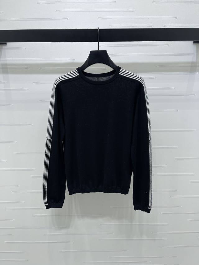 上新原单高端品质 Dio* 2025秋冬最新系列！圆领长袖毛衣！定制羊毛针织材质织造 柔软舒适 套头长袖毛衣剪裁 两侧手袖金丝线条纹相呼应 充满时髦风格 穿搭彰