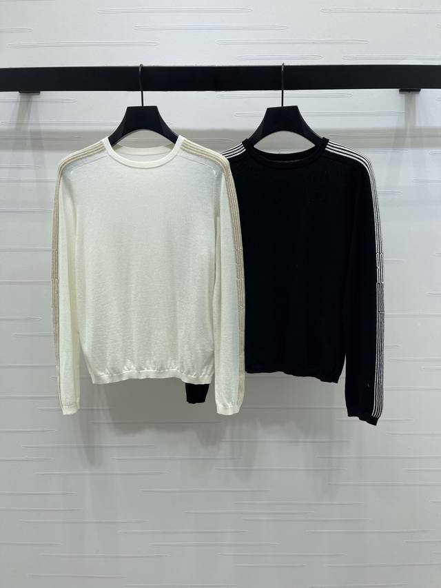 上新原单高端品质 Dio* 2025秋冬最新系列！圆领长袖毛衣！定制羊毛针织材质织造 柔软舒适 套头长袖毛衣剪裁 两侧手袖金丝线条纹相呼应 充满时髦风格 穿搭彰