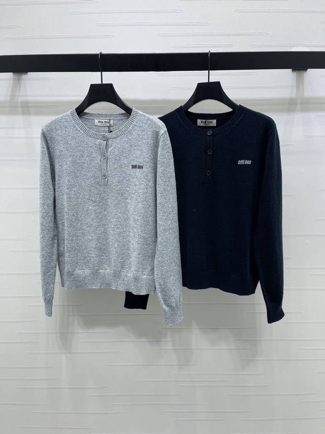 上新原单高端品质 Miumi*2025秋冬最新系列！圆领针织长袖！定制羊毛纱线织造 质感细腻 柔软舒适 圆领针织长袖上衣剪裁 领口纽扣半开襟设计 袖口螺旋纹包边