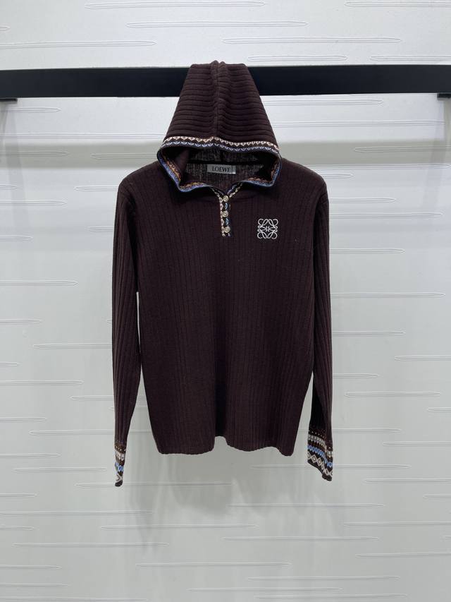 上新原单高端品质Loew*2025秋冬最新系列！连帽针织长袖上衣！定制羊毛混纺纱线材质织造 柔软舒适 连帽长袖剪裁 领口Nk半开襟设计 通体大身饰以素色坑条肌理