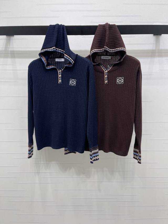 上新原单高端品质Loew*2025秋冬最新系列！连帽针织长袖上衣！定制羊毛混纺纱线材质织造 柔软舒适 连帽长袖剪裁 领口Nk半开襟设计 通体大身饰以素色坑条肌理